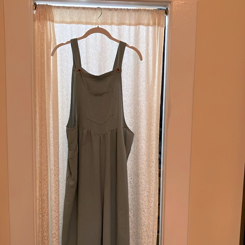 🌺 4 for $20.00 Aqua green jumpsuit